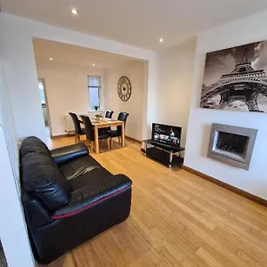 Modern Two Bedroom House Close To Centre Belfast