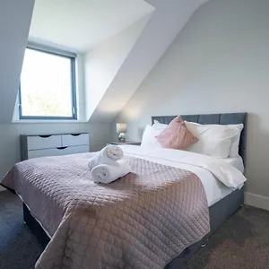 Three Bed Sleeps 5 In Botanic Belfast