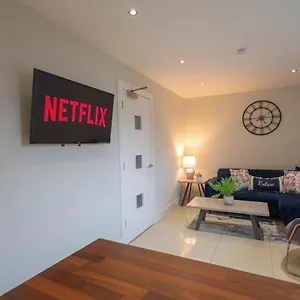 Family Sleeps 6 In Botanic Queens Area Belfast